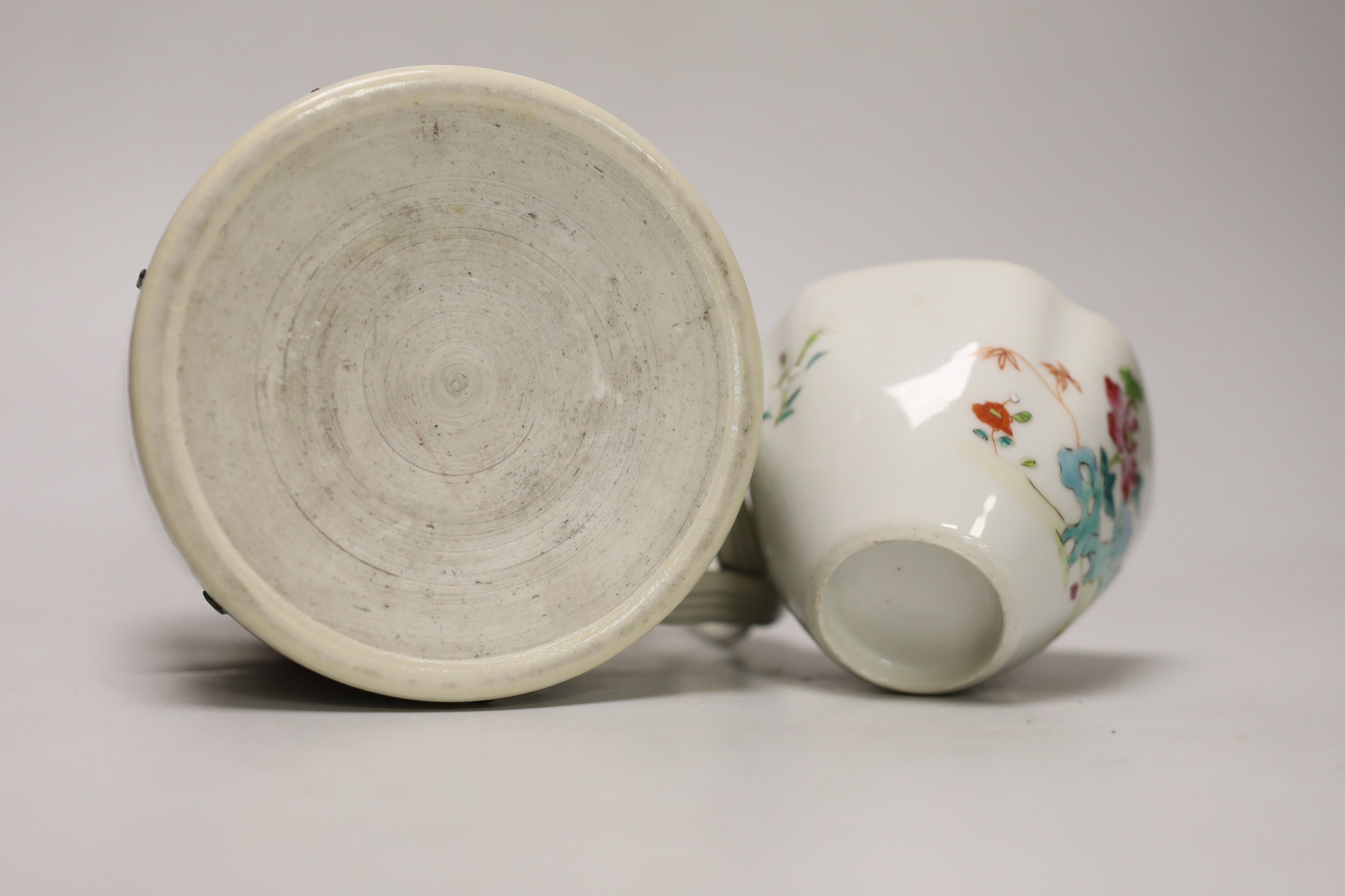 An 18th century Chinese export mug and a famille rose teabowl, tallest 13.5cm